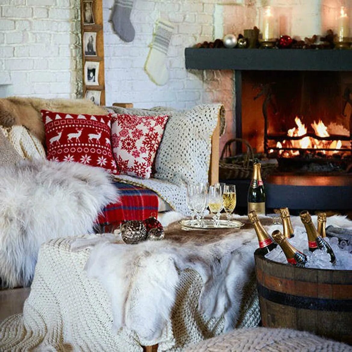 Уютные теплые комнаты. Скандинавский хьюгге. Уютная комната с камином. Уютный новогодний интерьер. Зимний интерьер.