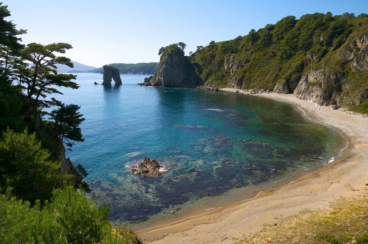 Японское море бухта триозерье. Приморский край море фото. Море пляж приморье. Владивосток берег тихого океана. Бухта теляковского приморский край.