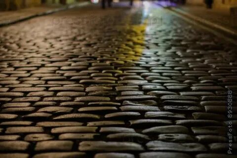 Почему нагруженный автомобиль на булыжной мостовой