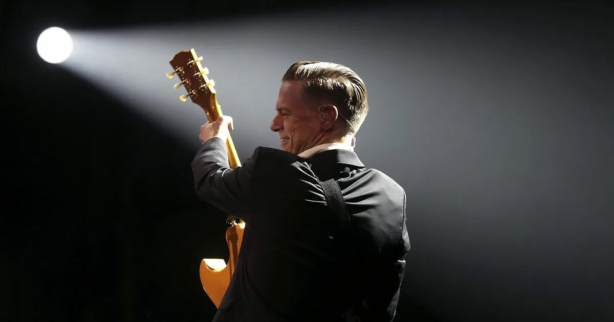 Bryan Adams. Брайан Адамс на сцене. Брайан Адамс концерт ближайший. Фото Брайана Адамса с гитарой.