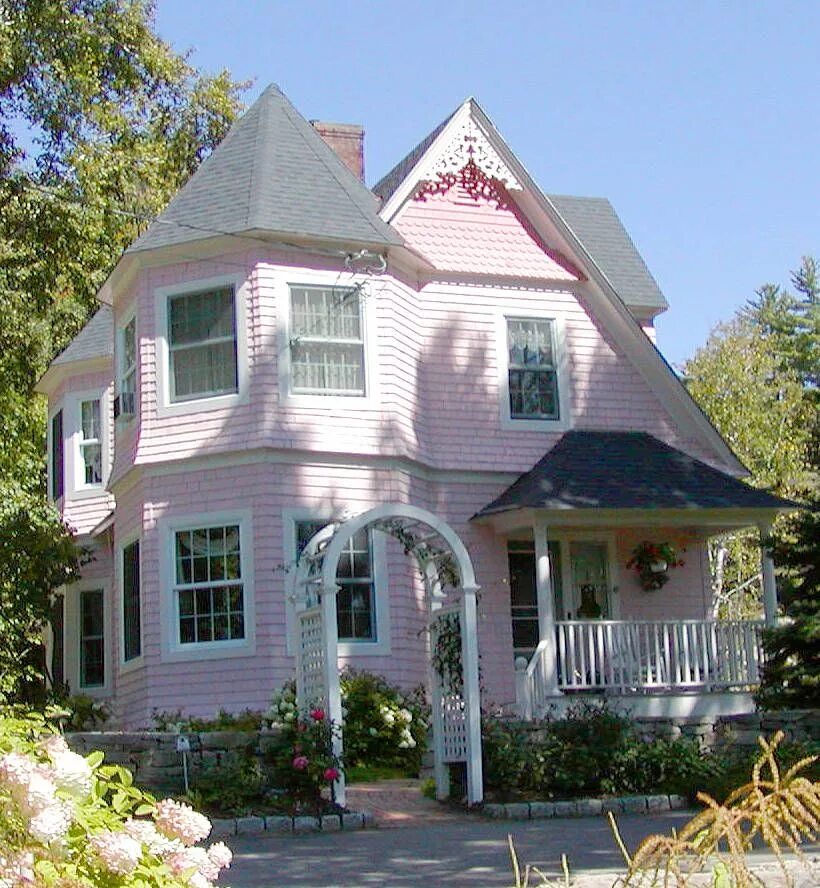 Фото розового дома. Викториан Пинк Хаус. Пинк Хаус дом. Розовый дом. Розовые фасады домов.