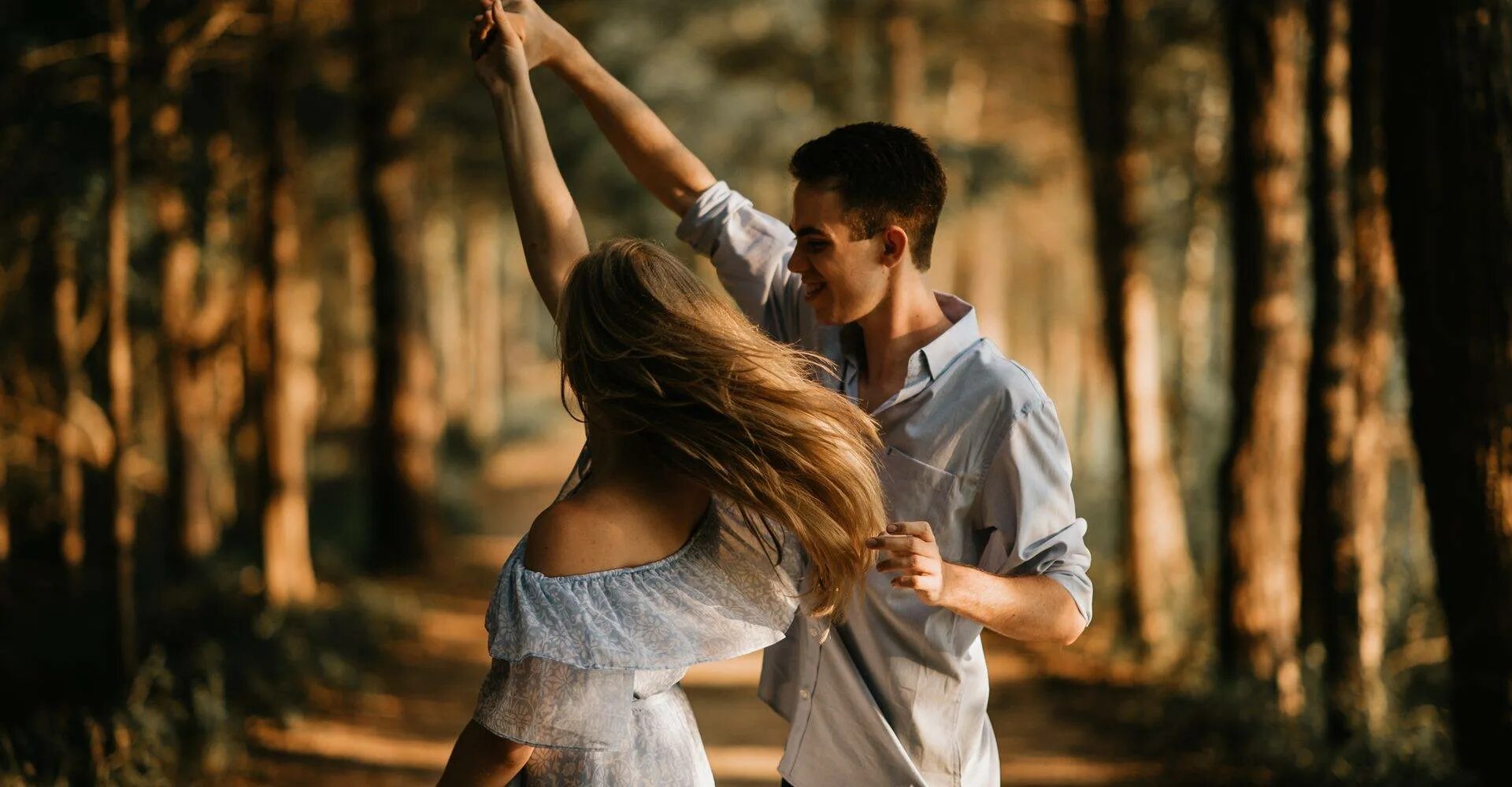 Пара доверие. Романтическая пара. Счастливая пара танцует. Счастливые влюбленные. Фотосессия влюбленных.