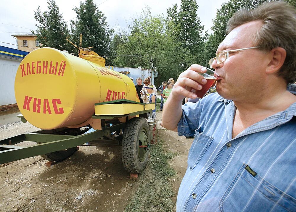 Пить квас за рулем. Квас за рулем. Пьет квас. Квас водитель. Алкогольный квас.