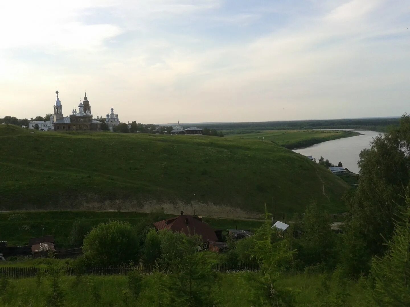Чердынь гора. Троицкое городище чердынь. вятский холм чердынь.