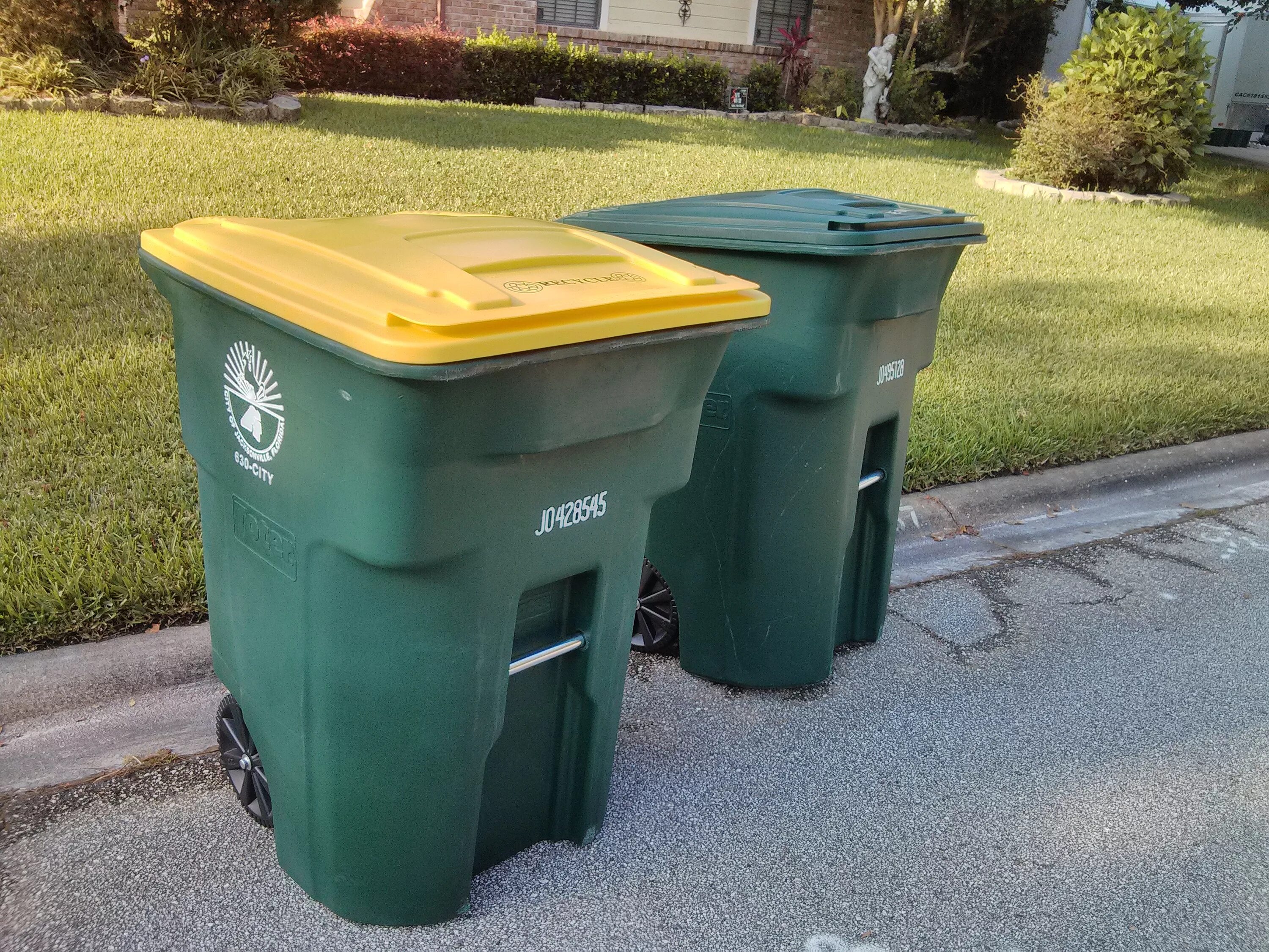 Trash bin. Volvo Garbage bin.. Trash can. Green Trash can. Multifunctional Trash can.