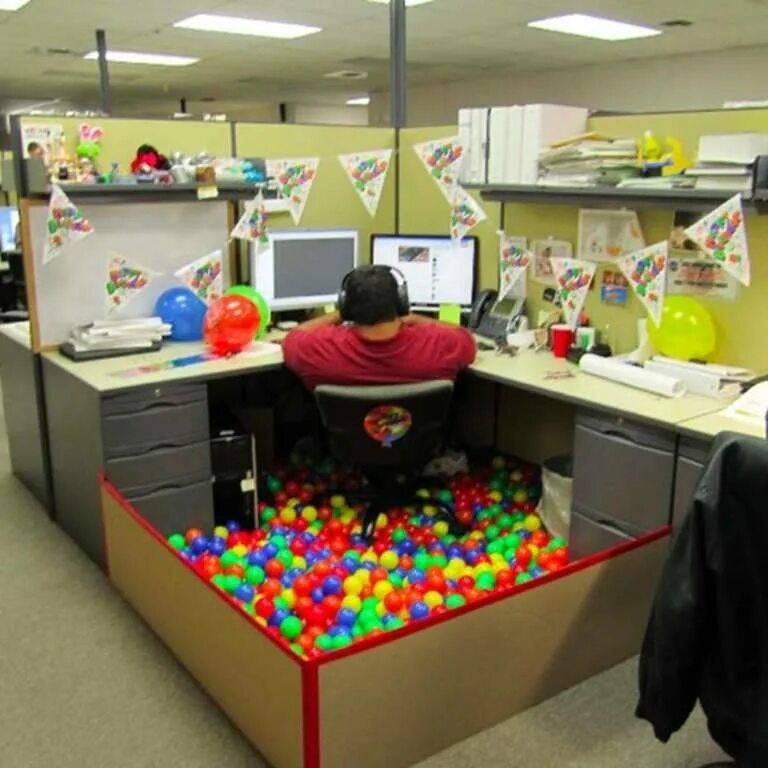 креативный день рождения на работе. украсить рабочее место на день рождения. идея поздравления на работе. креативный день рождения на работе. украшение кабинета на юбилей.