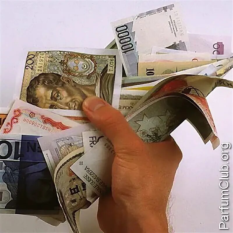 Пачка денег в руках. Купюры веером в руке. Отдавать бумажные деньги. Деньги в руках. Отдавать бумажные деньги.