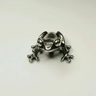 Серебряная лягушка