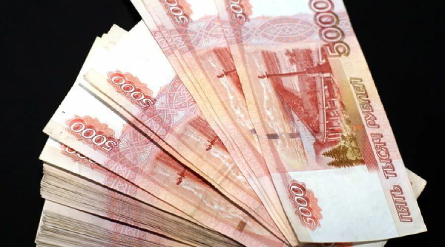 не менее 100 тыс. 100 тысяч рублей. девушка с деньгами рубли. 5 тысячные купюры пачка. не менее 100 тыс.