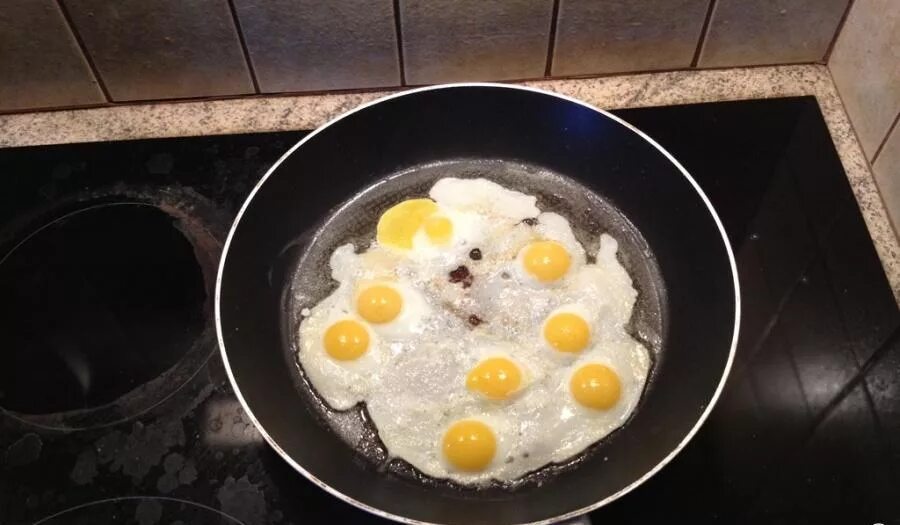 Яичница омлет глазунья. Глазунья из перепелиных яиц. Жареные перепелиные яйца. Яичница из перепелиных. Перепелиные яйца яичница.