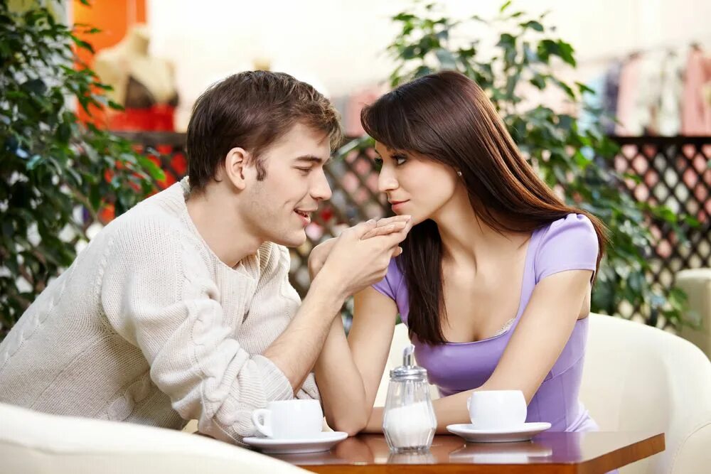 Dating advice. Любительница флиртовать. Девушка в ресторане. Романтический ужин в ресторане. Девушка заигрывает.