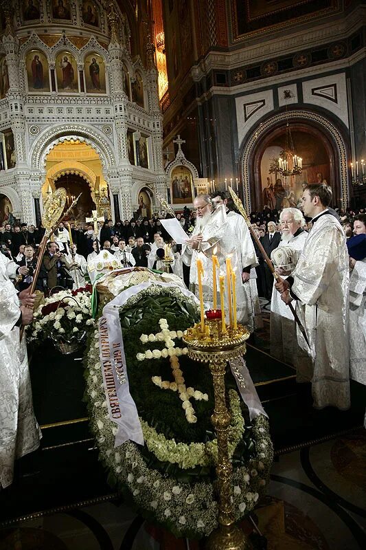 Храм христа спасителя отпевание отца михаила. Отпевание ельцина в храме. 03. Отпевание протоиерея димитрия смирнова храм христа спасителя. Отпевание в храме христа спасителя.