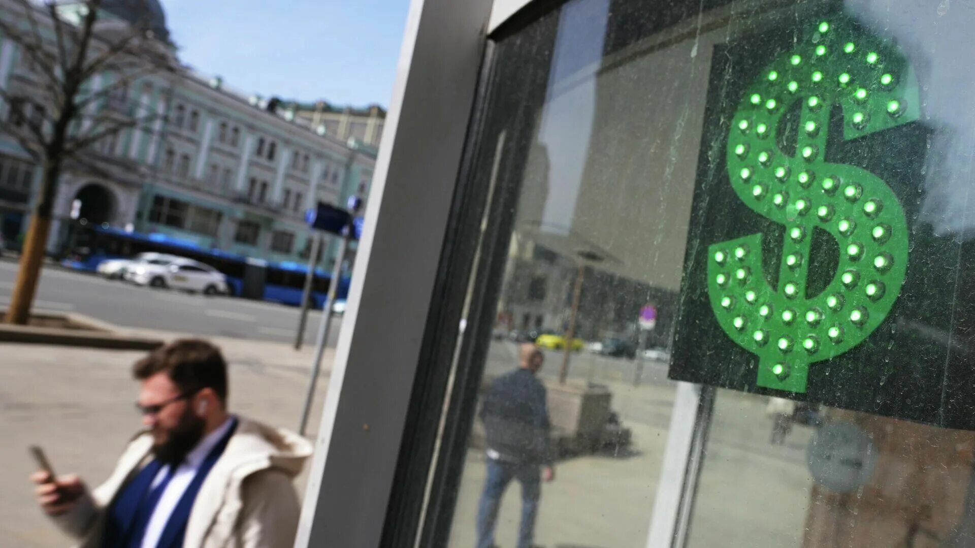 Доллар и евро. Доллар запретили на мосбирже. Доллар евро рубль. Доллар евро рубль. Мосбиржа лого квадратное 100 100.