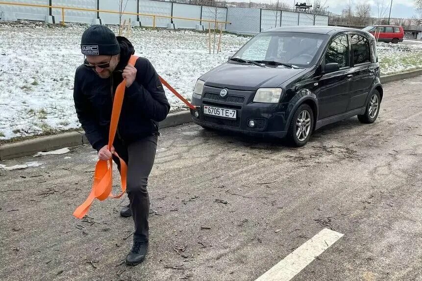 Автомат с толкача завести можно. Завести машину. Завести с толкача. Машина заводится. Машина заводись 2012.