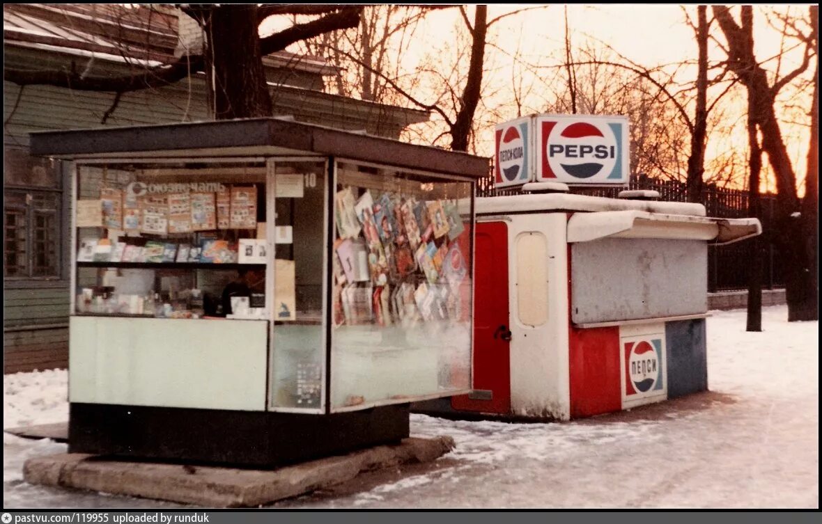 В два киоска. В два киоска. Пломба на ларьке. Ларек с газетами. Киоски для торговли.