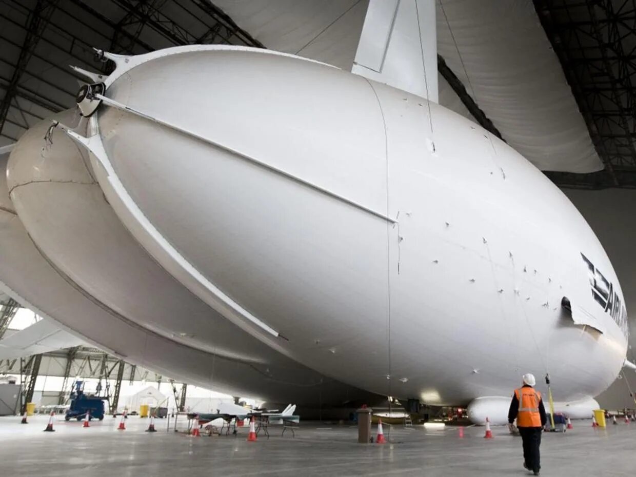 Самая большая новая. Дирижабль Airlander 10. Дирижабль Airlander 10 внутри. Airlander 10 самый большой. Самый большой дирижабль Airlander.