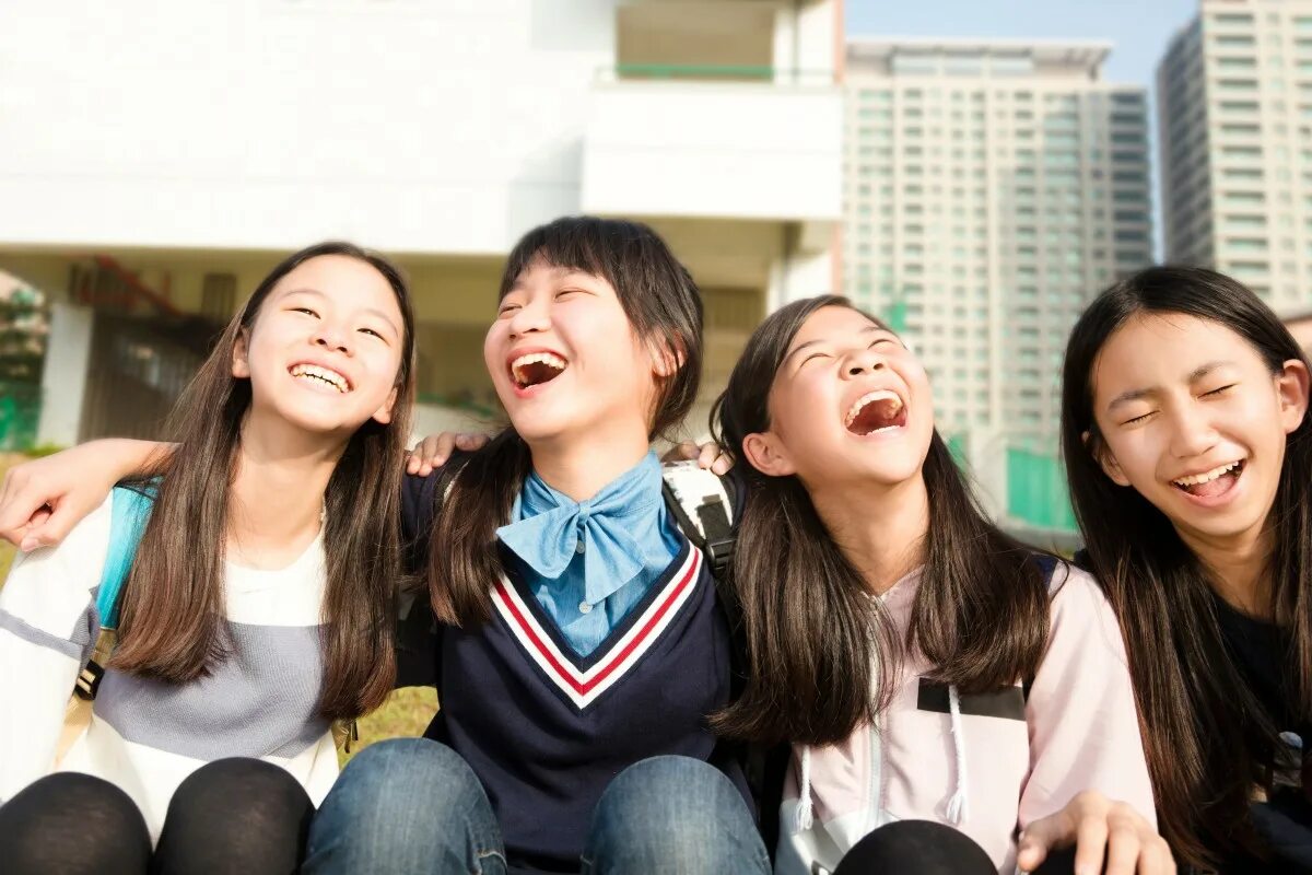 Три девушки под солнцем (1968) trois filles vers le soleil. Горячие девчонки веселятся. Американская вечеринка у бассейна. Лукбук обычной молодежью со жвачкой. Красивые селфи совместные картинки.