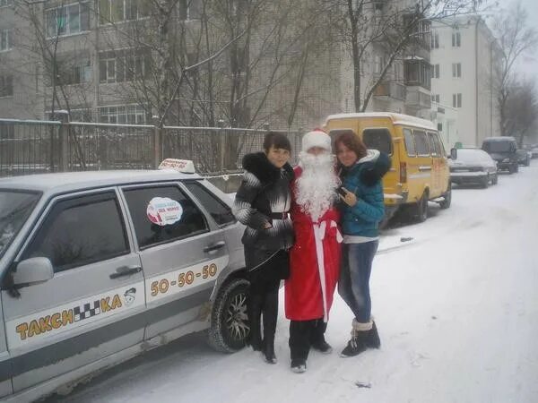 Банда дедов морозов такси. Дед мороз в такси. Дед мороз таксист. Такси 3 деды морозы. Такси деды морозы.