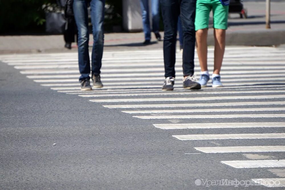 Пешеход. Люди на пешеходном. Человек переходит дорогу. Люди на пешеходном переходе.