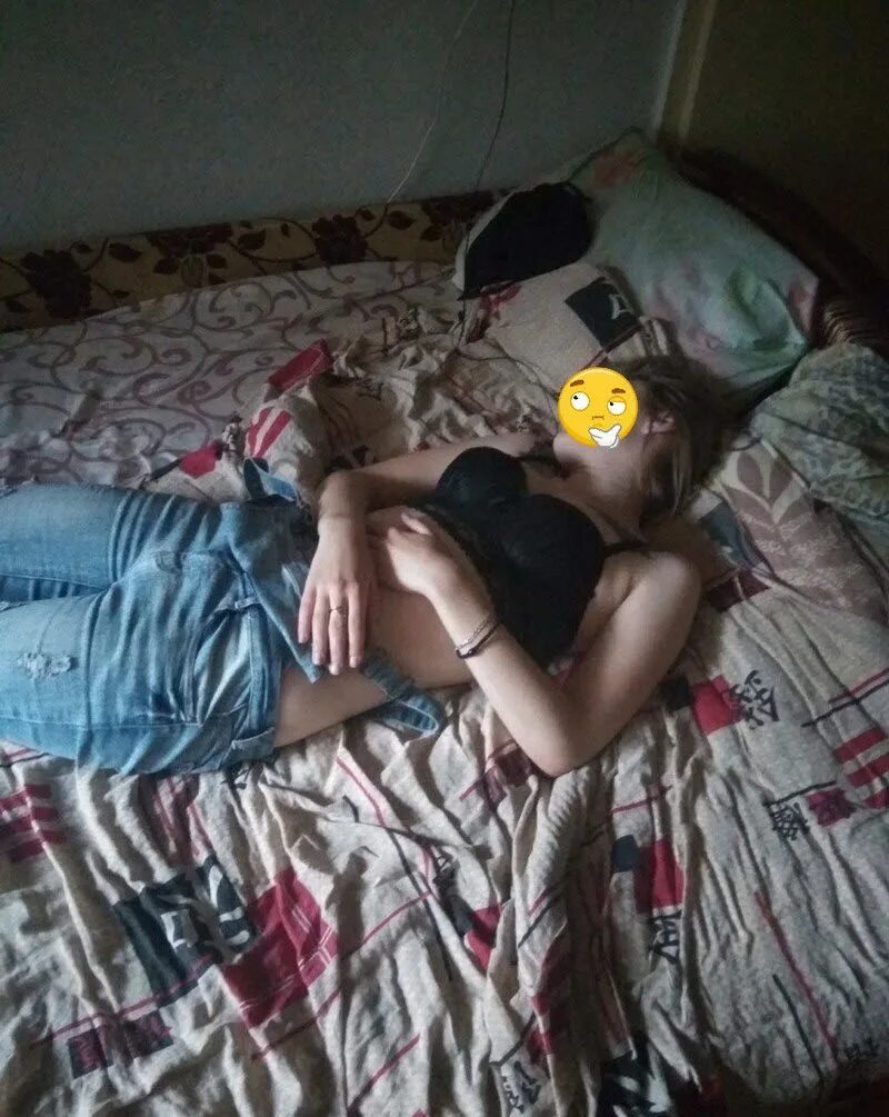 Мама Попросила Сфотографировать Ее Голой На Кровати