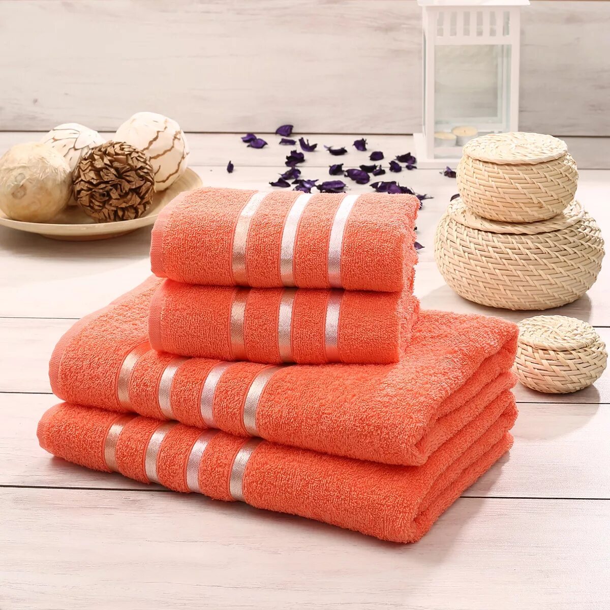 Текстиль полотенца. Полотенце махровое. Простыня махровая 150х200 узбекистан. Развешенные полотенца картинка. Текстиль махровые.