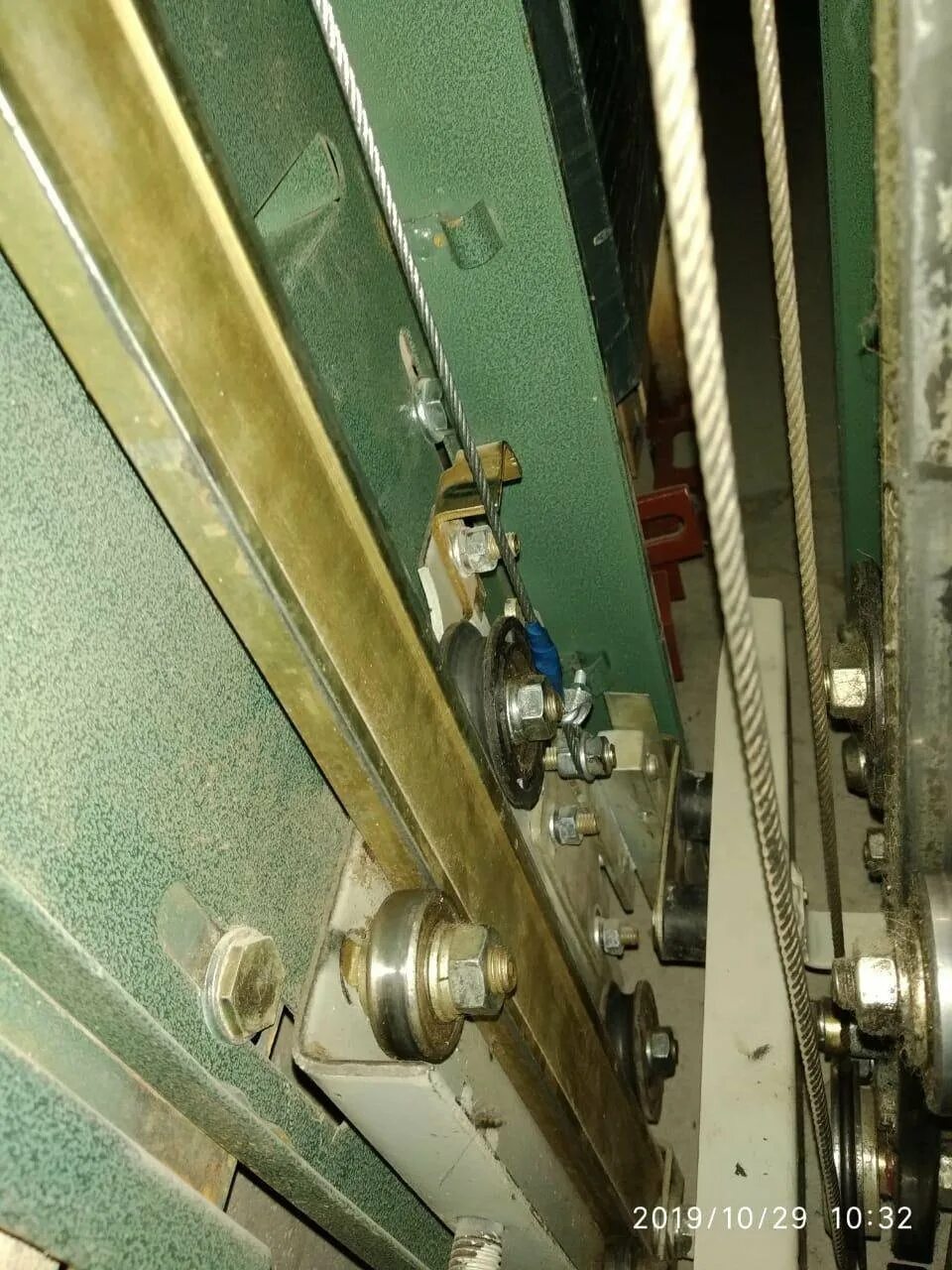 Как открыть дверь шахты. Тросик связи дверей лифт ЩЛЗ L-2700мм. Лифт Грузопассажирский дверной привод. Грузовой лифт двери кабины лифта затворы стальные. Качалка отводки двери кабины лифта.