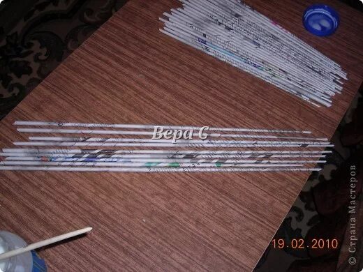 Трубочки для плетения купить. Бумажные трубочки для плетения. Плетение бумажными палочками. Плетение на палочках. Накрученные газетные трубочки.