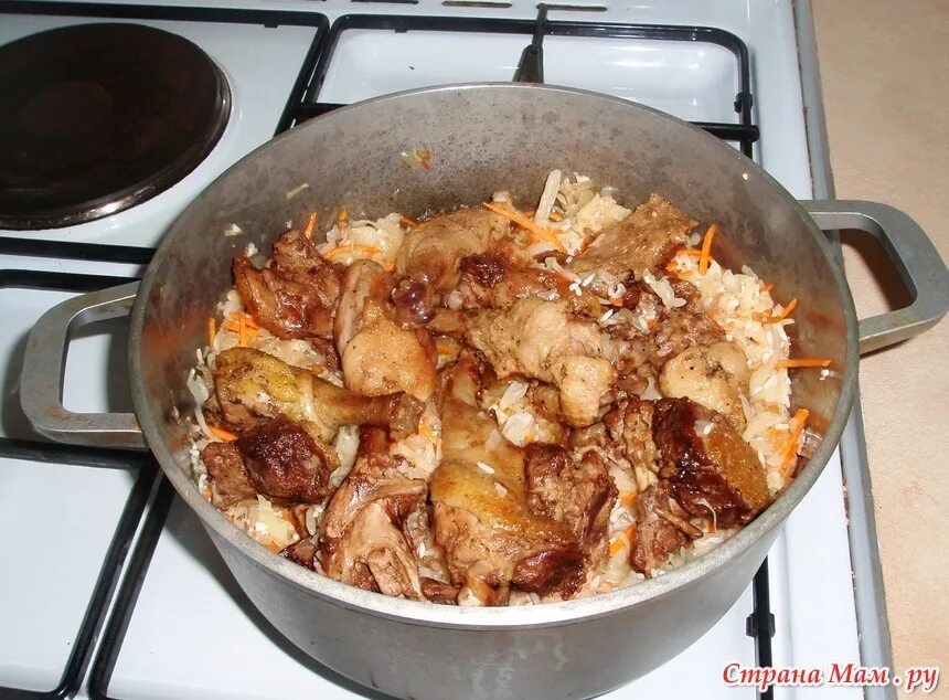 Капуста квашеная тушеная с мясом в кастрюле. Капуста квашеная тушеная с мясом в кастрюле