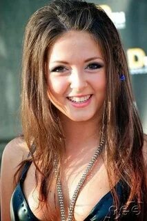 Әнші Нюша фотошопта жалаңаш.