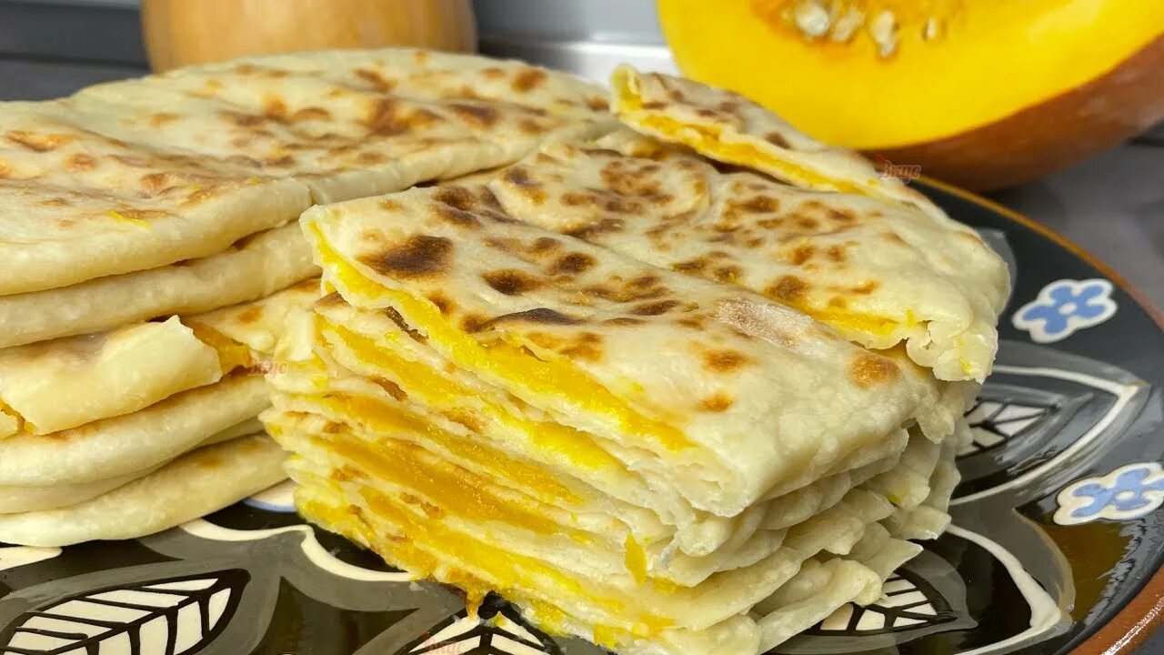 Лепёшки с тыквой на сковороде. Хингалш и чепалгаш. Хингалш чеченская кухня. Лепешки с тыквой. Лепешки с тыквой.