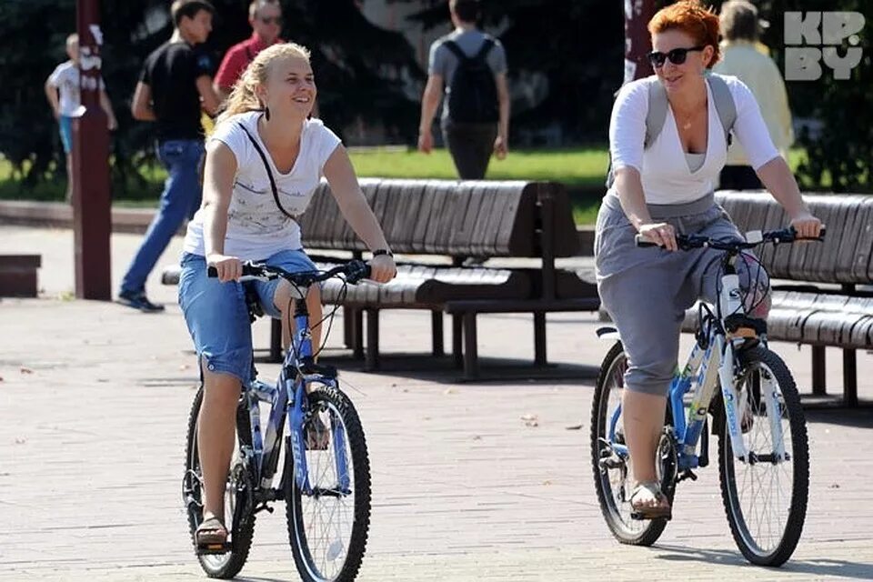 Можно ли кататься на велосипеде после. Велосипед для полных людей. Ездить на велосипеде. Звезды которые катаются на велосипеде. Езда на велосипеде в Нидерландах.
