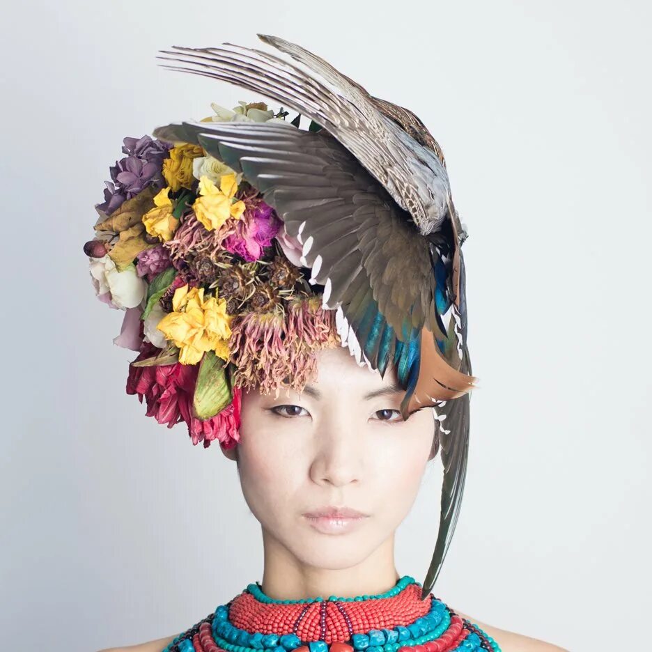 Экзотический головной убор. Цветочное украшение на голову. Интересные украшения на голову. Образ птицы. Экзотический образ