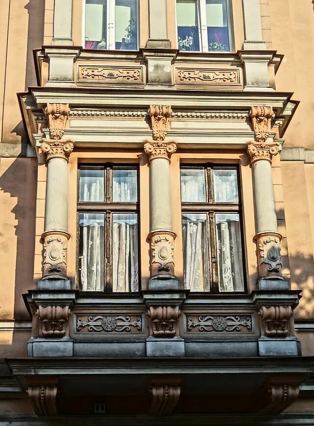 Пилястры на фасаде здания. Здание с пилястрами. пилястры на здании. пилястры в архитектуре фасадов. пилястры на фасаде.