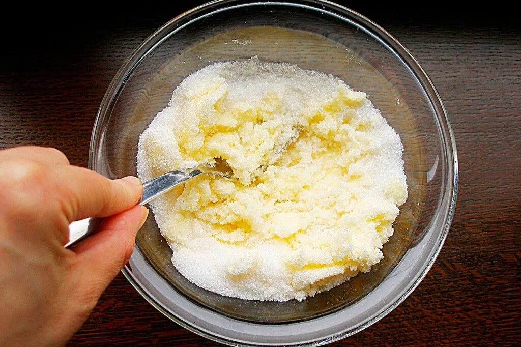 3 яйца 3 столовые ложки сахара. Сливочное масло растереть с сахаром. Масло смешивают с сахаром. Смешать муку и сахар. Сливочное масло взбиваем добела.