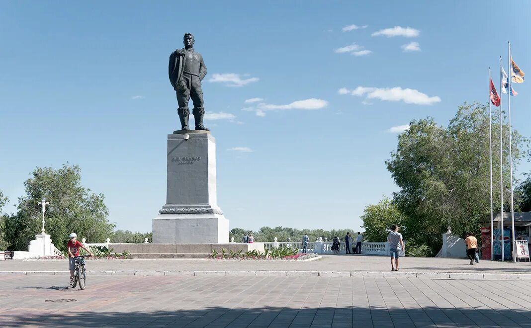 Г оренбург чкалова. Чкалов памятник Оренбург. Памятник Валерию Чкалову в Оренбурге. Памятник Чкалову Оренбург на улице Советской.