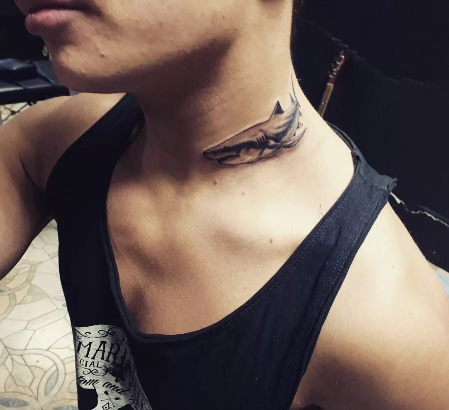 татуировки мужские на шее. тату на шее мужские с боку. тату на шею для мужчин популярные. т͜͡а͜͡т͜͡у͜͡ н͜͡а͜͡ ш͜͡е͜͡и͜͡. наколку на шею фото.
