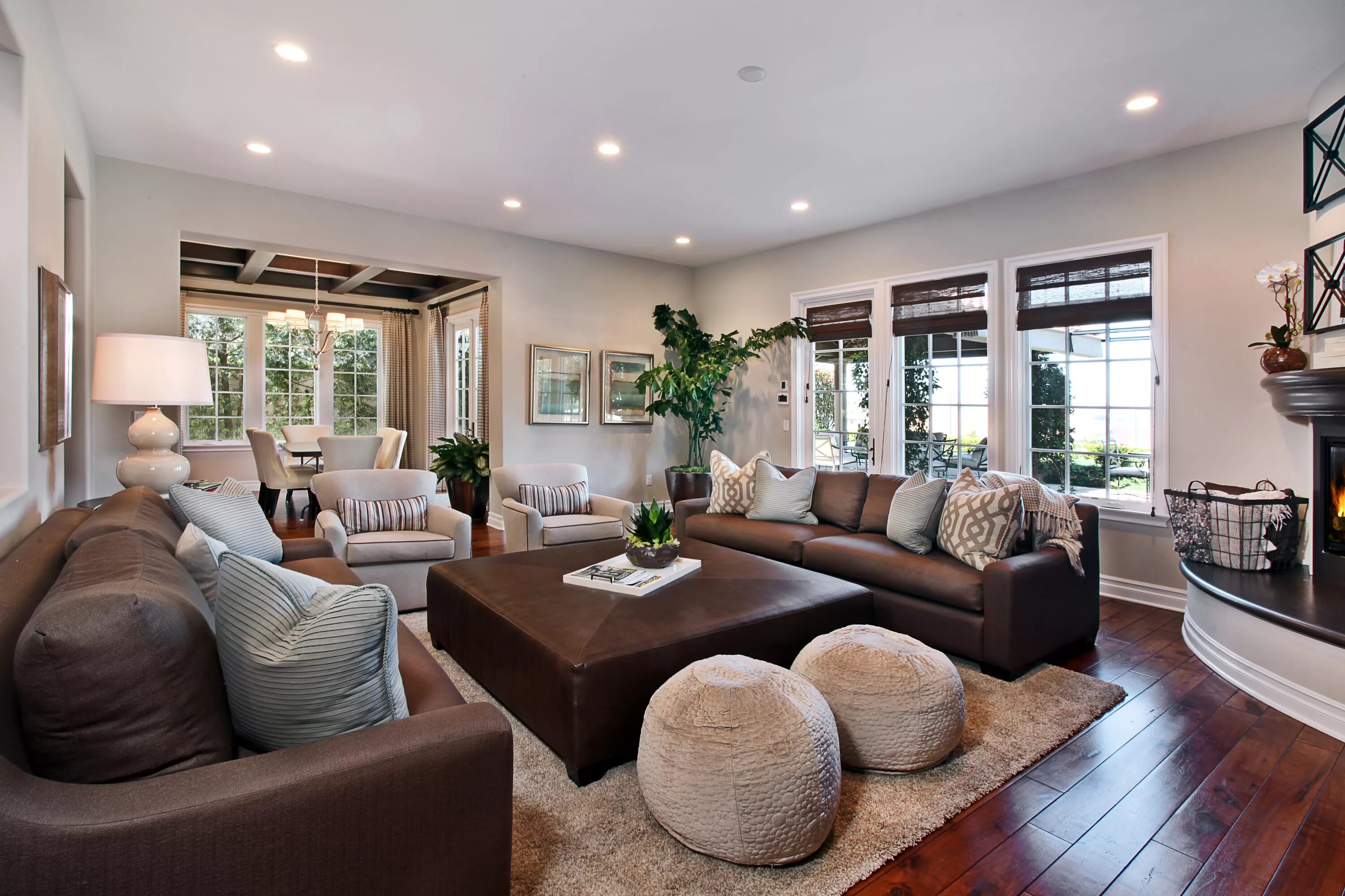 Красивый интерьер. Современный средиземноморский стиль в интерьере. Модерн фармхаус. Кресло в интерьере гостиной. Sitting room.