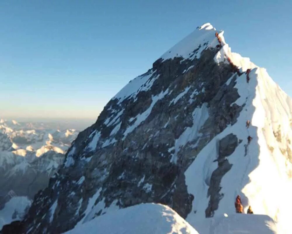 The biggest mountain in the world. Килиманджаро и Эверест. Гора Джомолунгма. Южная вершина Эвереста высота. Эверест Южный склон.