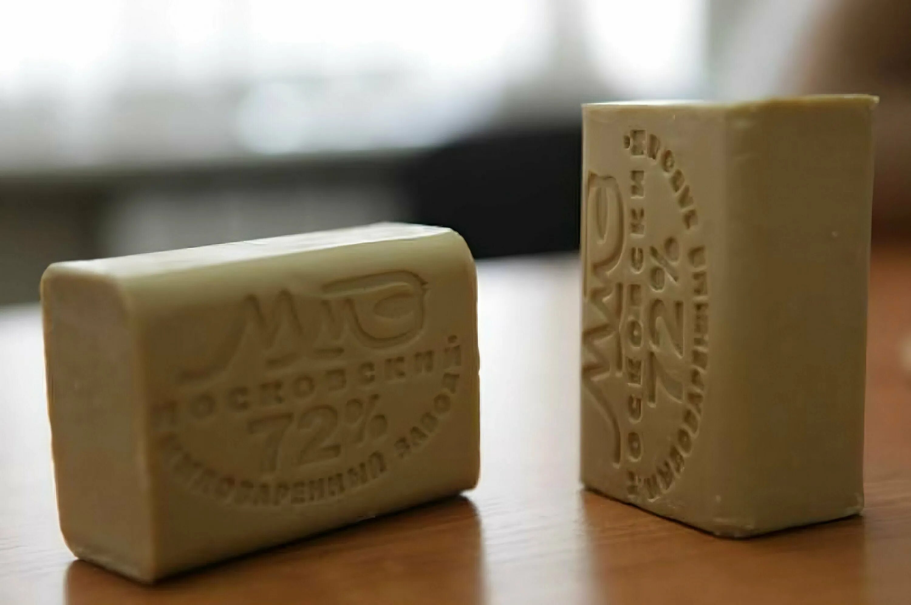 хозяйственное мыло. хозяйственное мыло в воде. хозяйственное мыло в воде. мыловарение в руке. хоз мыло в руке.