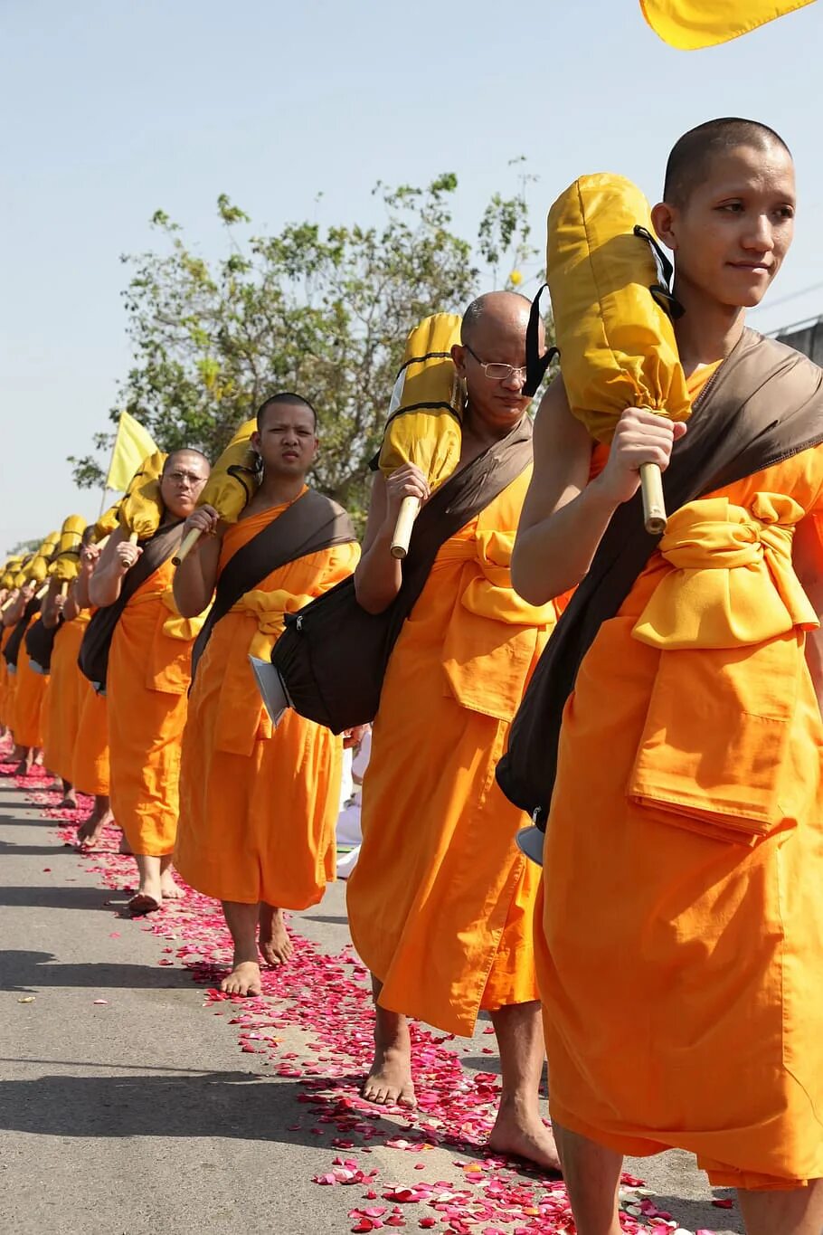 Буддисты. Монах буддист. 109 Летний буддийский манах. Буддизм монахи. Община буддийских монахов.