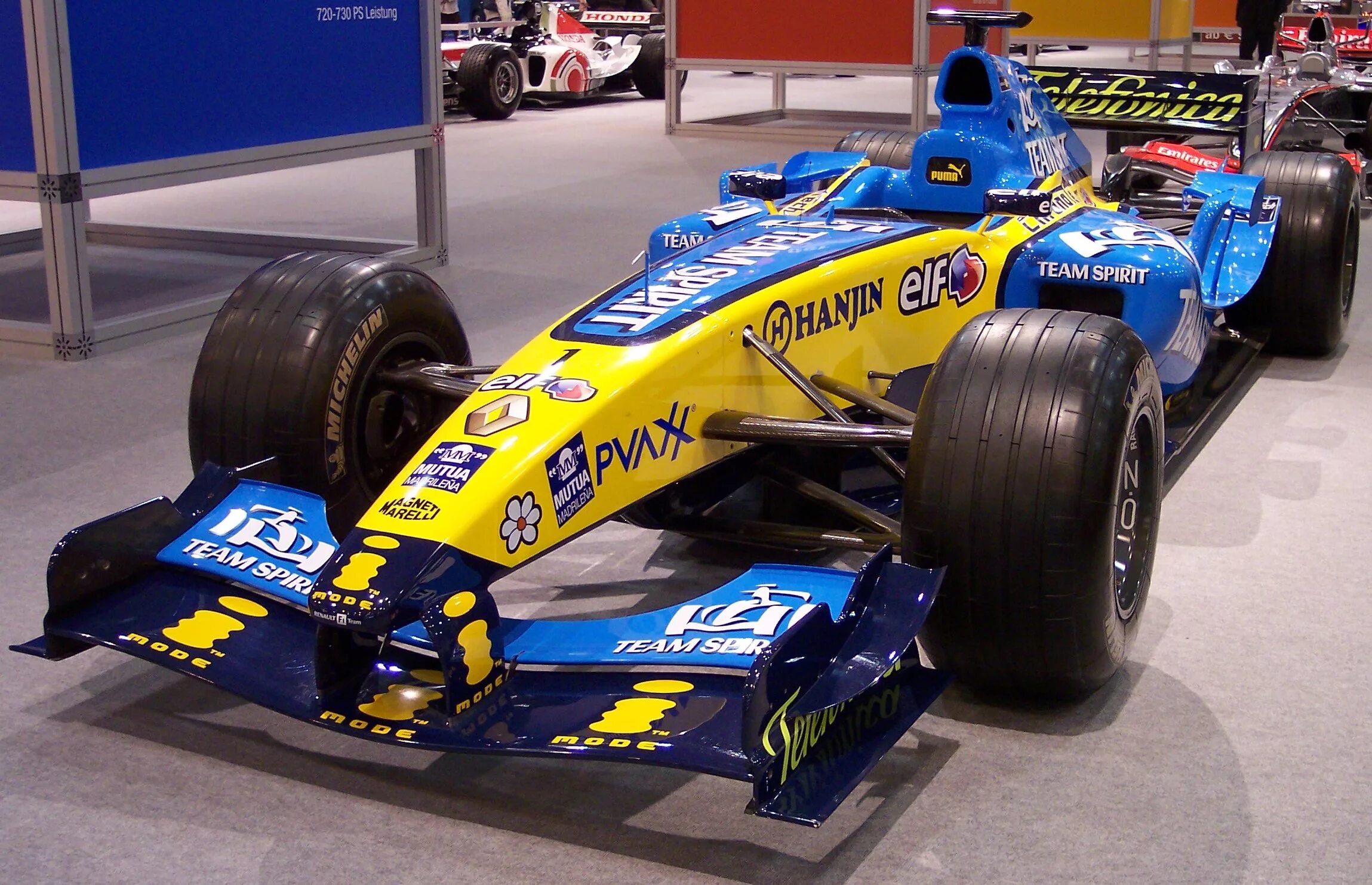 Renault f. Renault f1 2006. F1 2005 Renault. Renault f1 Test 2006. Ф1 2006 Рено р26.