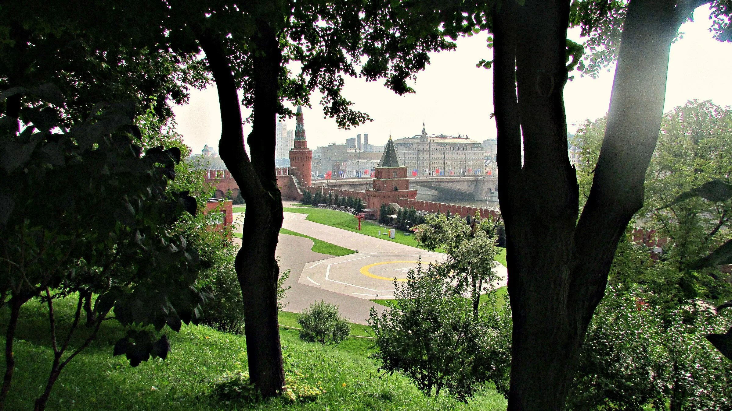 Сады московского кремля. Тайницкий сад Московского Кремля. Москва Кремль Тайницкий сад. Территория Московского Кремля Тайницкий сад. Тайницкий сад и большой Кремлёвский сквер.