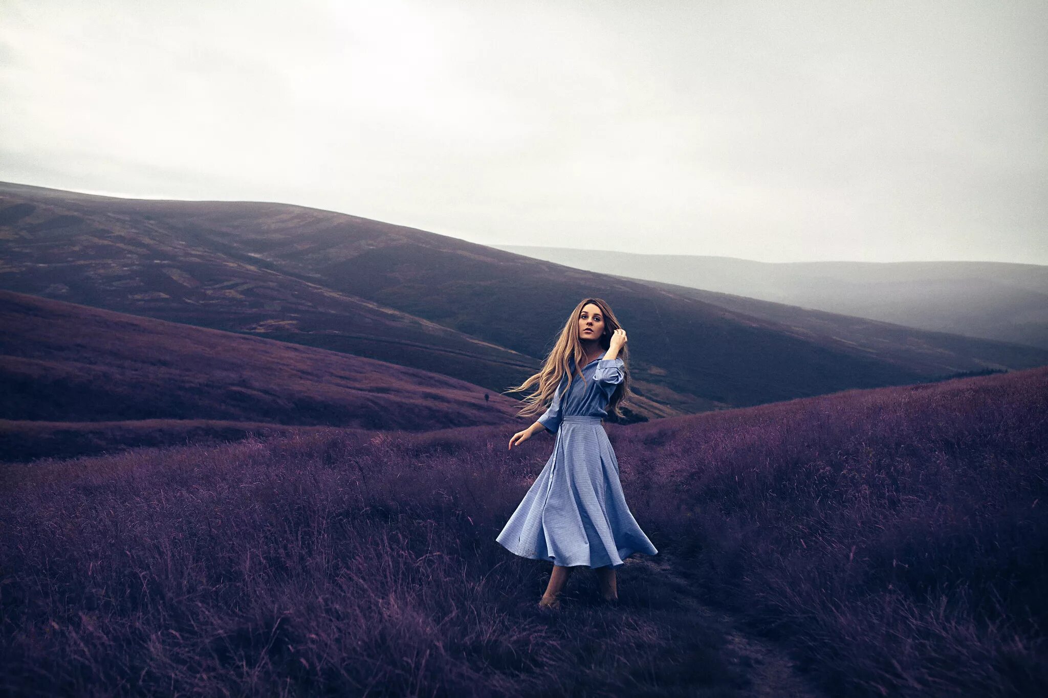 Спустился с холма. Девушка в платье в горах. Девушка в платье на горе. Девушка в далеке. Фотосессия в горах в платье.