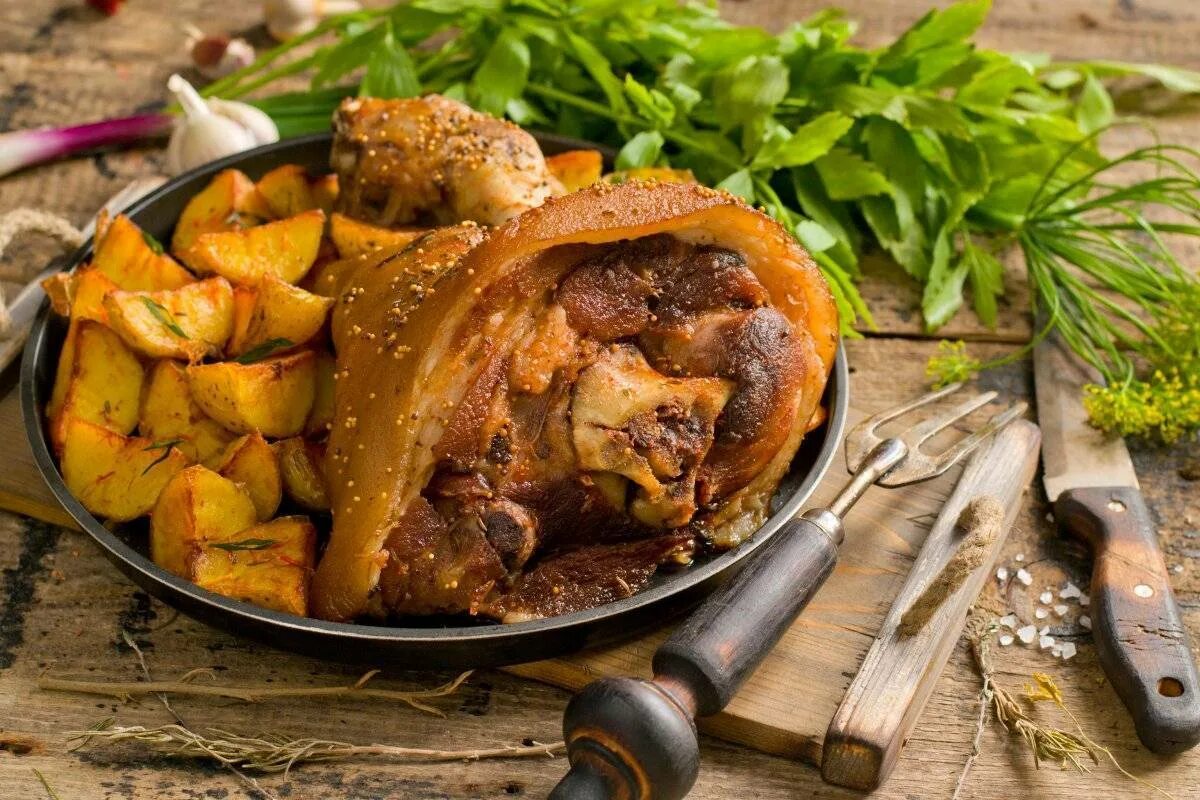 Свинина по-барски в духовке. Блюда из мяса с солеными огурцами в духовке. Свинина с солеными огурцами в духовке. Эскалоп по милански. Мясо по-французски с картофелем.