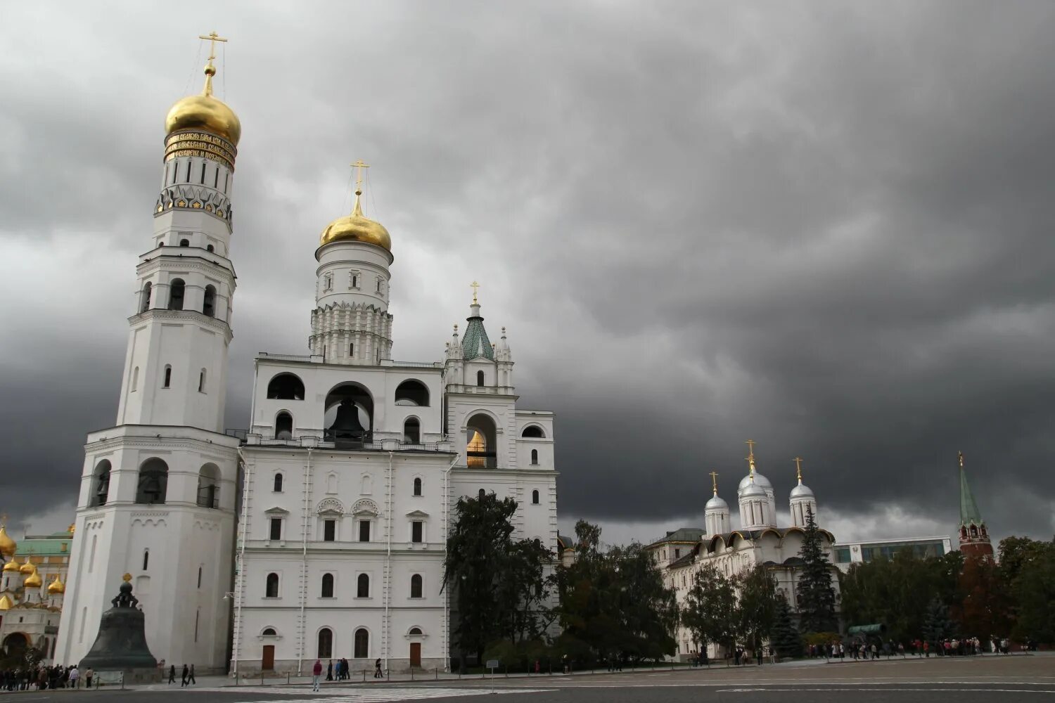 Соборная площадь Московского Кремля. Фотосъемка на фоне Соборной площади Московского Кремля. Москва Кремль серое небо. Mission: Moscow Kremlin-Luxe Adventure. Kremlin отзывы