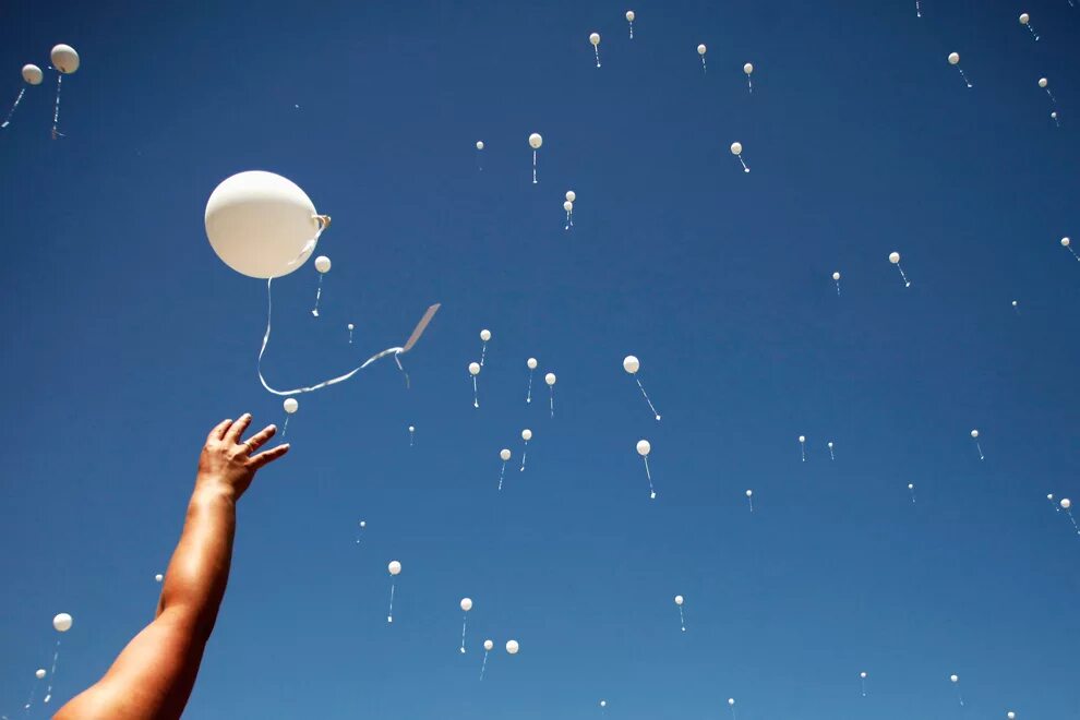 Выпустили в небо шары. Шарики в небе. Шарик улетел. Воздушные шарики в небе. Воздушный шарик улетает.