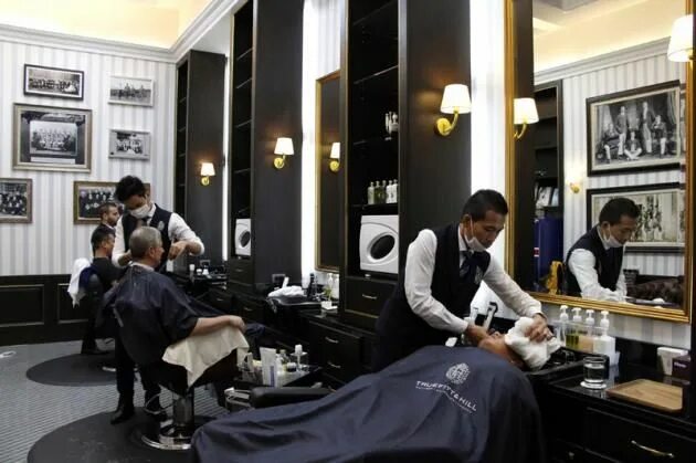 Салон для мужчин тюмень. Мужская парикмахерская в Лондоне. Мужская парикмахерская Эстетика. Вип парикмахерская мужская. Декор мужского салона.