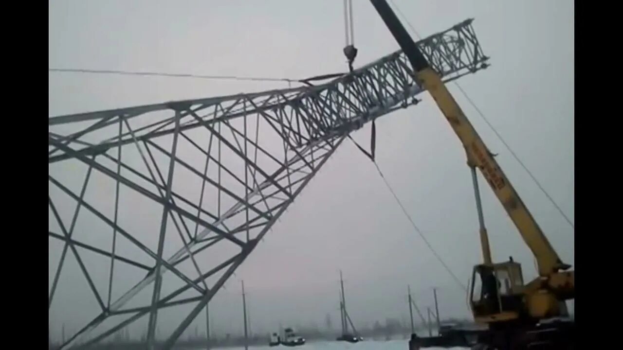 Падение опоры. Упавшие линии электропередач 110 киловольт. Падение опоры. Упавшие лэп. Подрыв линий лэп в крым.