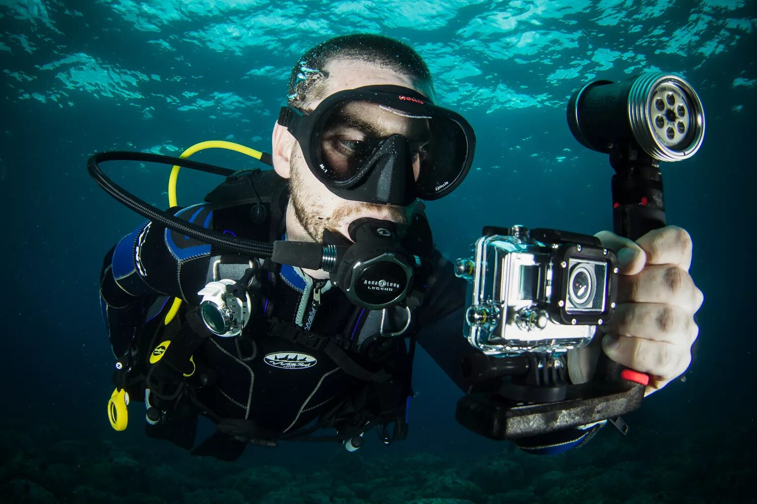 Life is diving. GOPRO для съемки GOPRO подводной съемки. Гопро 10 подводная съемка. Экшн камера для подводной съемки. Фотоаппарат для подводных съемок.