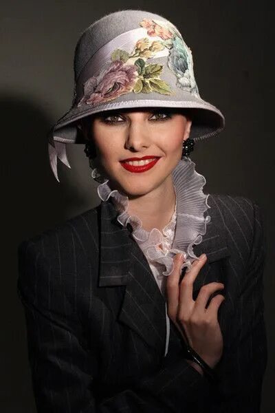 Элегантная дама в шляпе. Интеллигентная дама в шляпе. Шляпа женская солидная. Интеллигентные шляпы модные. Шляпы здравствуйте